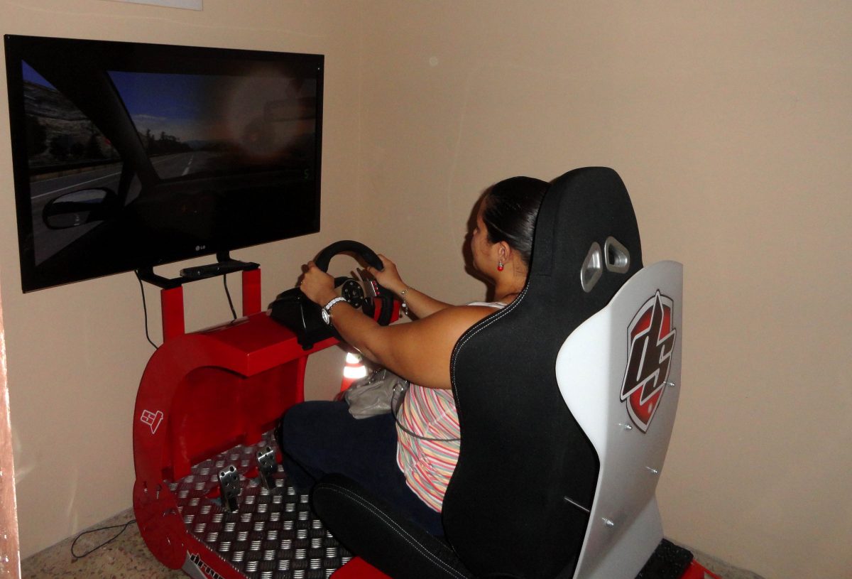 Simulador de conducción en la Autoescuela González Honduras